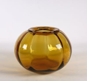 Willem Rozendaal - Glas, Amber tomaat-vaas door Kristalunie Maastricht kopen? Bied vanaf 1!