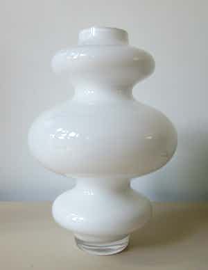 Glasfabrik Ernst Friedrich KG - Grote dikwandige wit glazen Space Age vaas verkocht voor € 65!