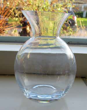 Niet of onleesbaar gesigneerd - Optiek blank glazen vaasje verkocht voor € 1!