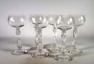Niet of onleesbaar gesigneerd - Kristal, Zes roemerglazen met geëtst decor verkocht voor € 10!