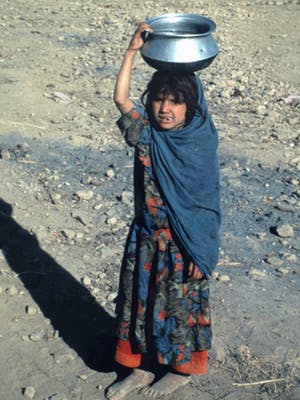 Jan Banning - Grote ingelijste foto , “Voorbereidingen voor een operatie, Cambodja” kopen? Bied vanaf 75!