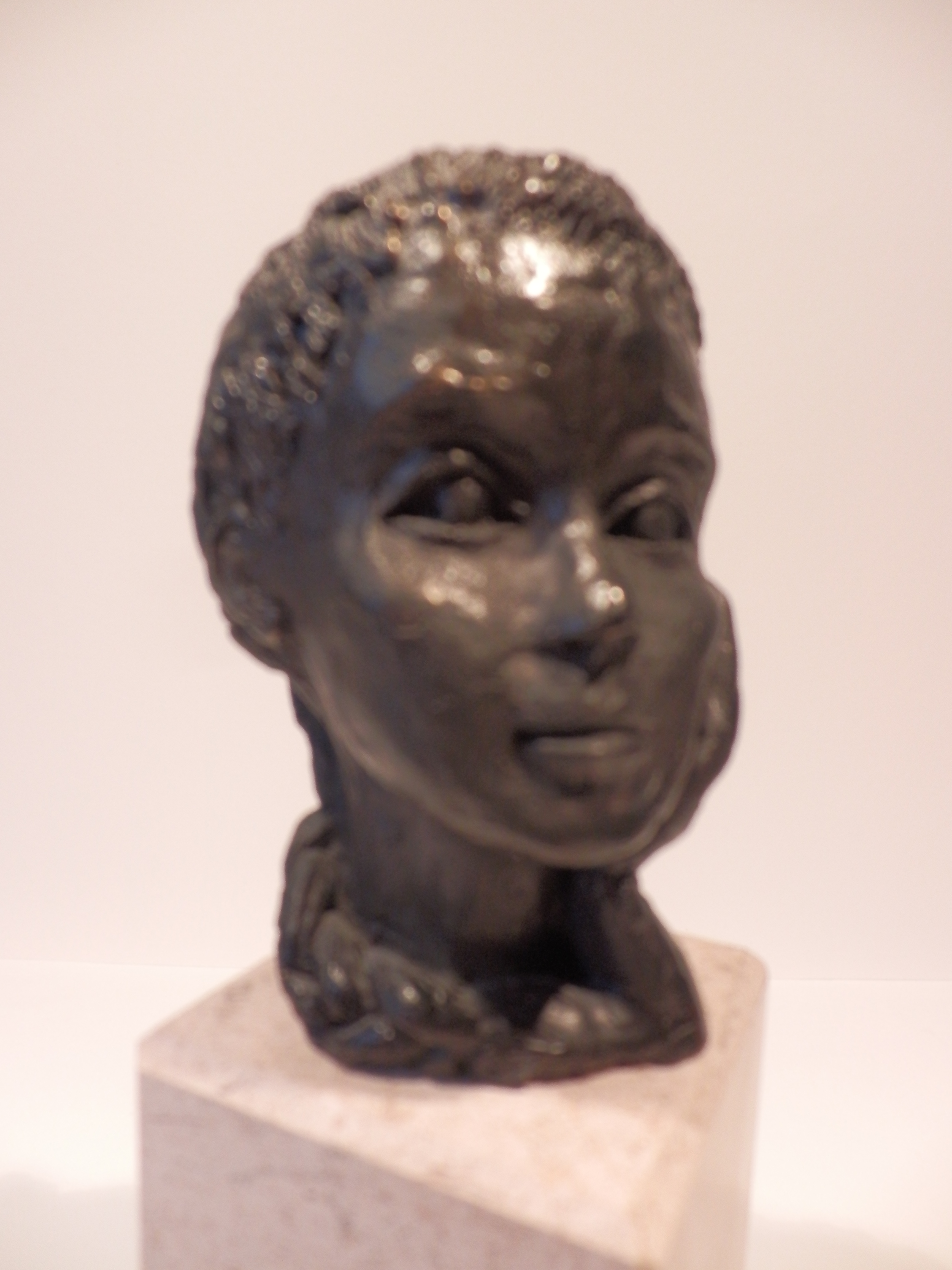 Niet of onleesbaar gesigneerd - Stenen sculptuur op marmeren sokkel MEISJESKOPJE kopen? Bied vanaf 1!