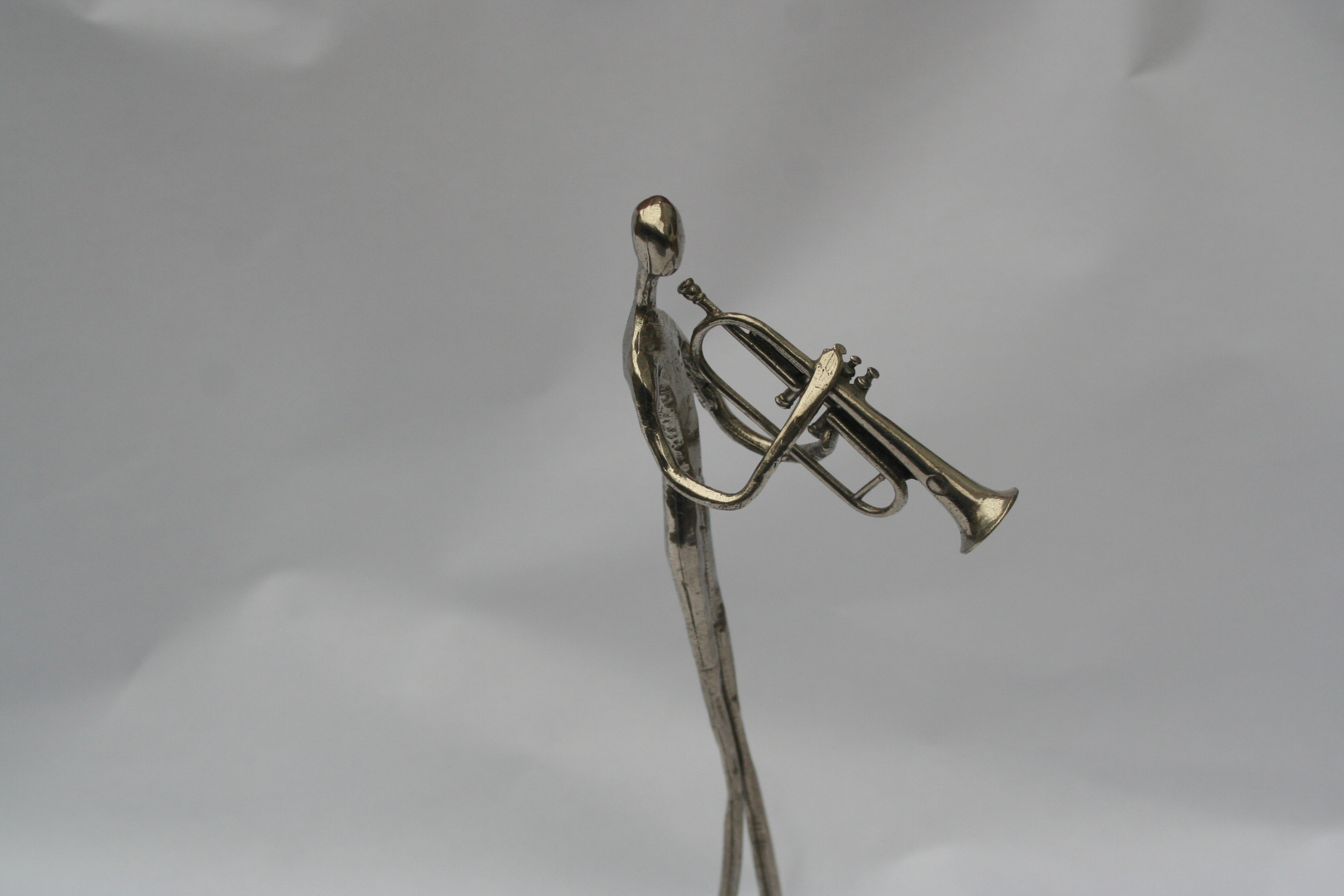 Niet of onleesbaar gesigneerd - tinnen beeld trompetspeler - gemerkt verkocht voor € 1!