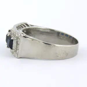 18k witgouden ring bezet met saffier en single cut geslepen diamanten tot.0.38ct kopen? Bied vanaf 500!