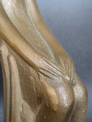 Brons (Onbekend) - Zittende vrouw op handen gedragen. kopen? Bied vanaf 75!