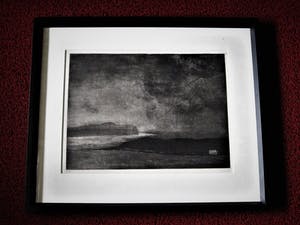 Jola Groentjes - Fraaie verstilde Droge Naald ets - Wit huis aan water - Oplage slechts 20 stuks. kopen? Bied vanaf 20!