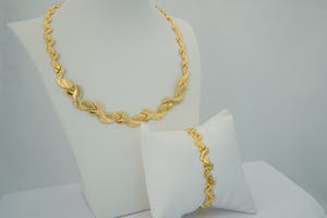 1225 - Fraaie SET - 18 KRT / geel-gouden "gedraaide schakel" armband en collier kopen? Bied vanaf 1220!