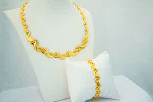 1225 - Fraaie SET - 18 KRT / geel-gouden "gedraaide schakel" armband en collier verkocht voor € 1220!