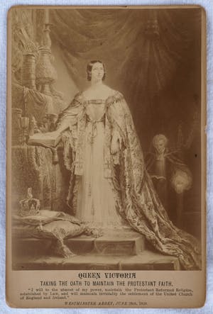 Niet of onleesbaar gesigneerd - 5 foto’s uit de 19e eeuw , Queen Victoria – o.a. Lafayette , W. & D. Downey… kopen? Bied vanaf 1!