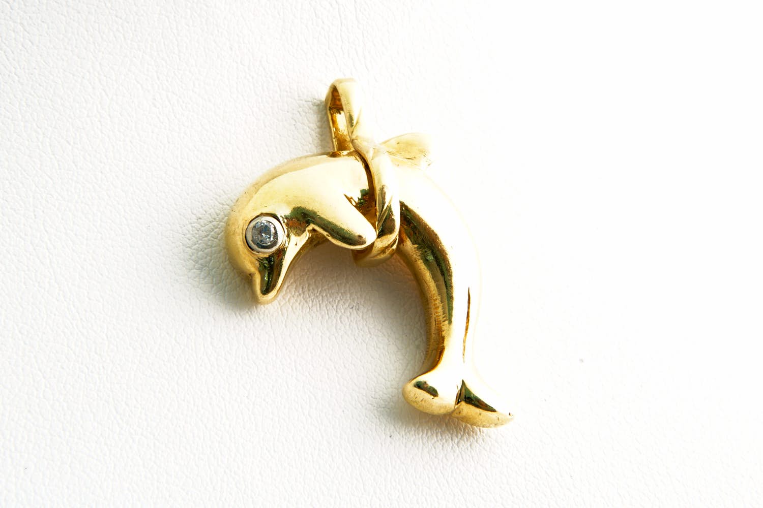 59- Massief  18 karaats geel-gouden "dolfijn" hanger - met ca. 0.035ct diamant kopen? Bied vanaf 570!