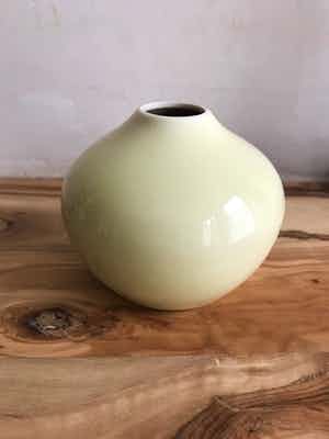 Han Knaap - Handgedraaid klein geel vaasje St. Maarten Porcelein verkocht voor € 12!