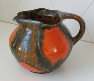 Arnhemsche Fayencefabriek - Twee oranje zwarte art deco vazen - Klaas Vet kaufen? Bieten Sie von 10!