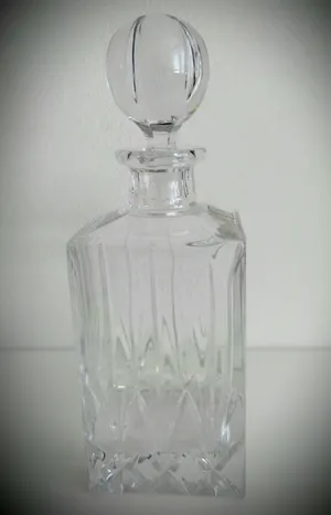 Niet of onleesbaar gesigneerd - schitterende karaf, bewerkt kristal, gemerkt kopen? Bied vanaf 1!