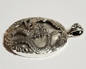 Nieuwe zeldzame zilveren hanger met parelmoer, met een zilveren Chinese draak kopen? Bied vanaf 75!