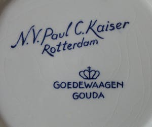 Royal Goedewaagen - Twee platelen sierbordjes 'Hooimaand' en 'Wijnmaand' voor N.V. Paul C. Kaiser Ro kopen? Bied vanaf 1!