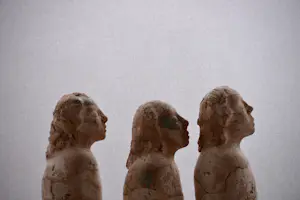 Hubertus Biezemans - drie figuren in rij kopen? Bied vanaf 795!