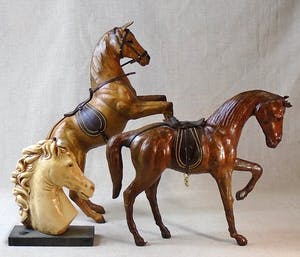 Curiosa - Vijf decoratieve paardjes, echt leder, metaal en composiet kopen? Bied vanaf 1!