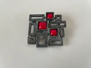 Niet of onleesbaar gesigneerd - Brutalistische metalen broche voorzien van drie geslepen stuks bloedkoraal kopen? Bied vanaf 1!