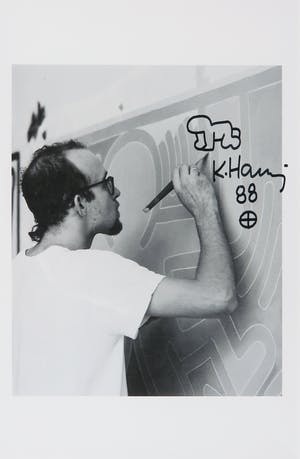 Keith Haring - Gesigneerde foto met tekening en schutblad - Ingelijst kopen? Bied vanaf 1!