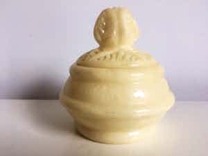 Niet of onleesbaar gesigneerd - Kristallen pot met deksel verkocht voor € 10!