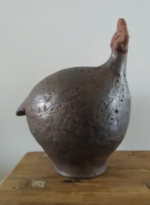 Niet of onleesbaar gesigneerd - Charmante grote kip, keramiek kopen? Bied vanaf 1!