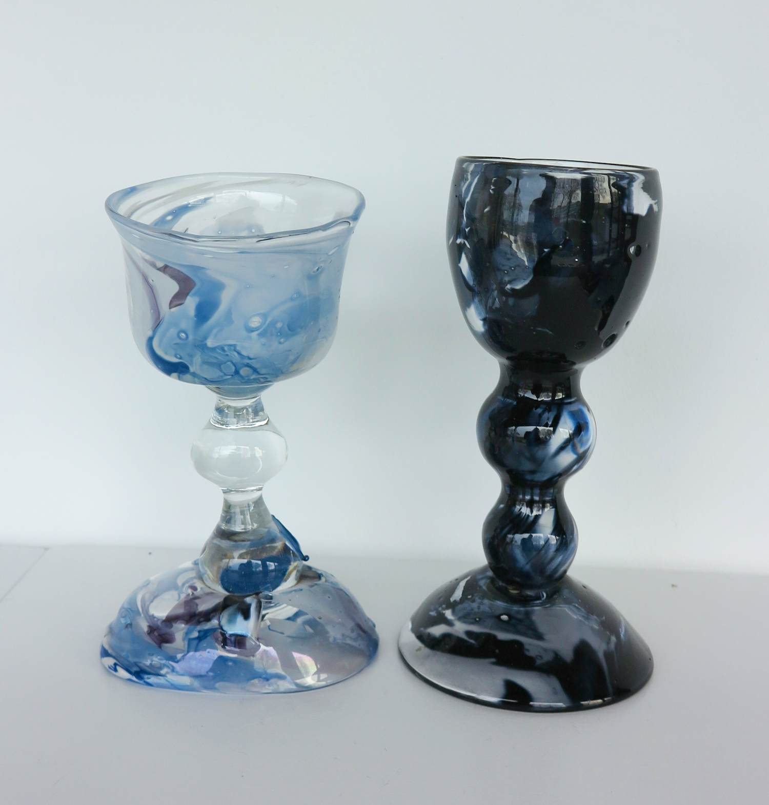 Bernard Heesen - de Oude Horn / Twee grote bokalen in licht- en donkerblauw kopen? Bied vanaf 250!