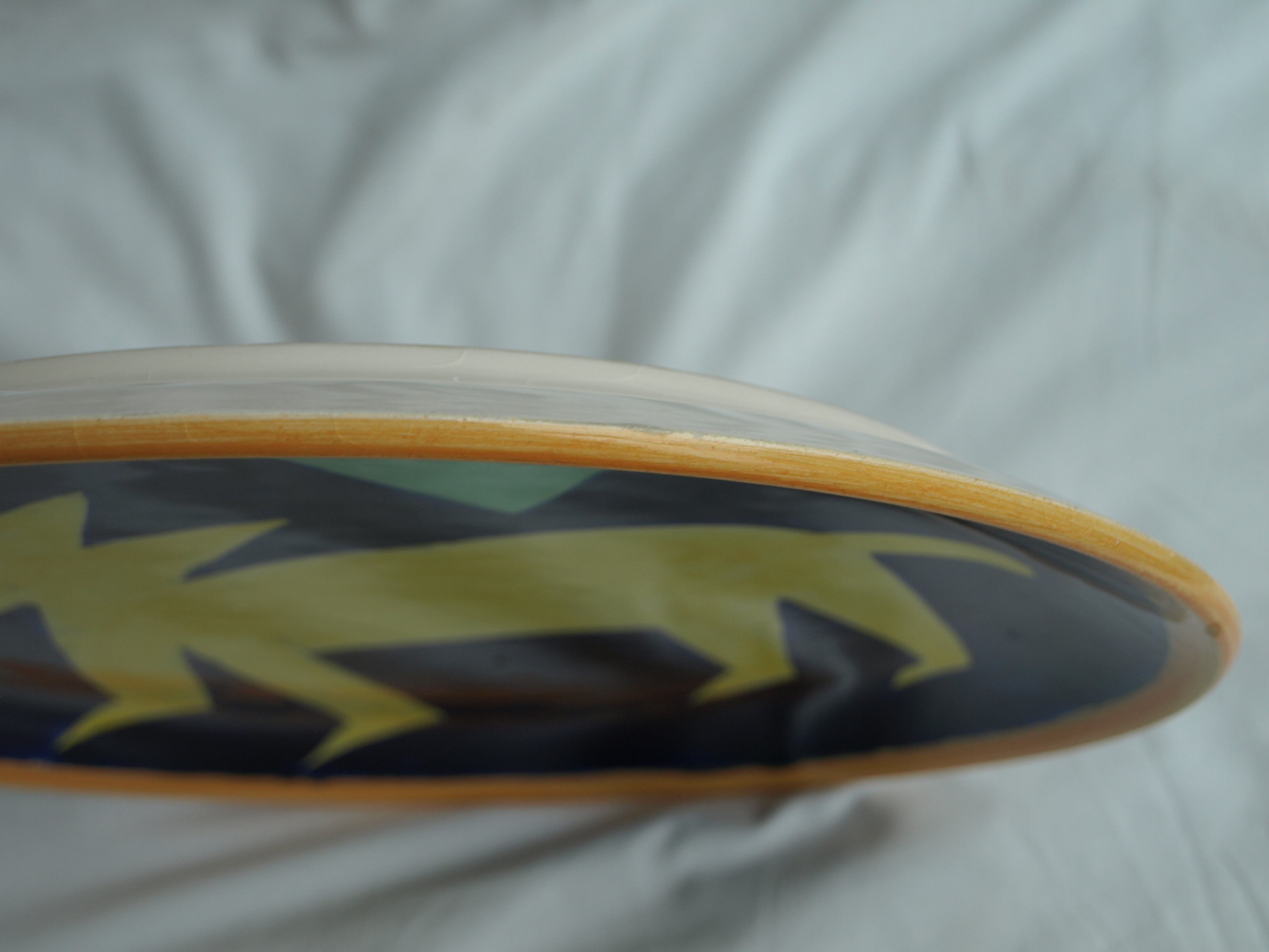 Niet of onleesbaar gesigneerd - Aardewerk, Bord , Fantasiedier met stekels – handgemaakt en gesigneerd  kopen? Bied vanaf 1!