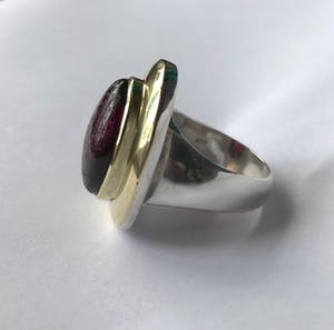 Internationaal Zilver - grote Zwitserse ring - deels goud verguld - robijn in setting kopen? Bied vanaf 110!