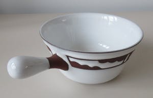 Niet of onleesbaar gesigneerd - Tien aardewerken soepkommen met wit Sgraffito decor kopen? Bied vanaf 1!