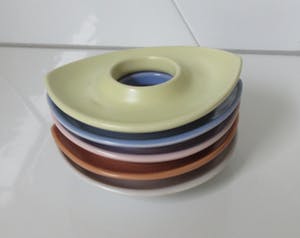 Potterie De Driehoek - Vijf fifties platelen staplbare eierdoppen in pastel kleur kopen? Bied vanaf 25!