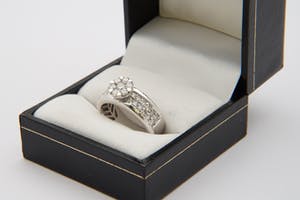 2517- Opvallende diamanten Fantasiering- 18karaats witgoud - ca 1.15 ct briljant kopen? Bied vanaf 610!