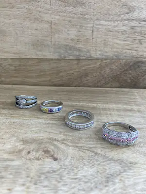Een Lotje van vier zilveren ringen met kleurstenen en zirkonia kopen? Bied vanaf 49!