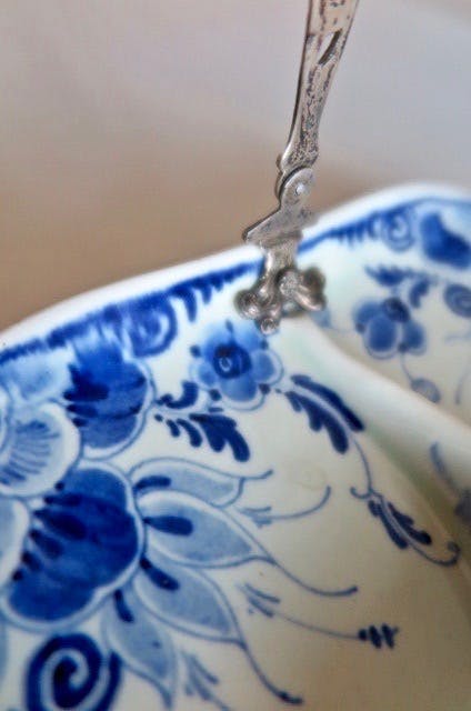 Kunstaardewerkfabriek Regina - Schaal Delfts blauw - Met verzilverd fraai ingesneden hengsel kopen? Bied vanaf 1!