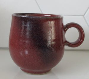 Niet of onleesbaar gesigneerd - Drie steengoed koffiebekers met Sang de Boeuf glazuur gesigneerd HSMP kopen? Bied vanaf 1!