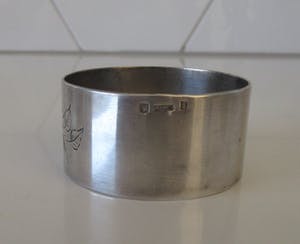 Curiosa - Art Nouveau verzilverde servetring van Armand Frenais uit Parijs kopen? Bied vanaf 1!