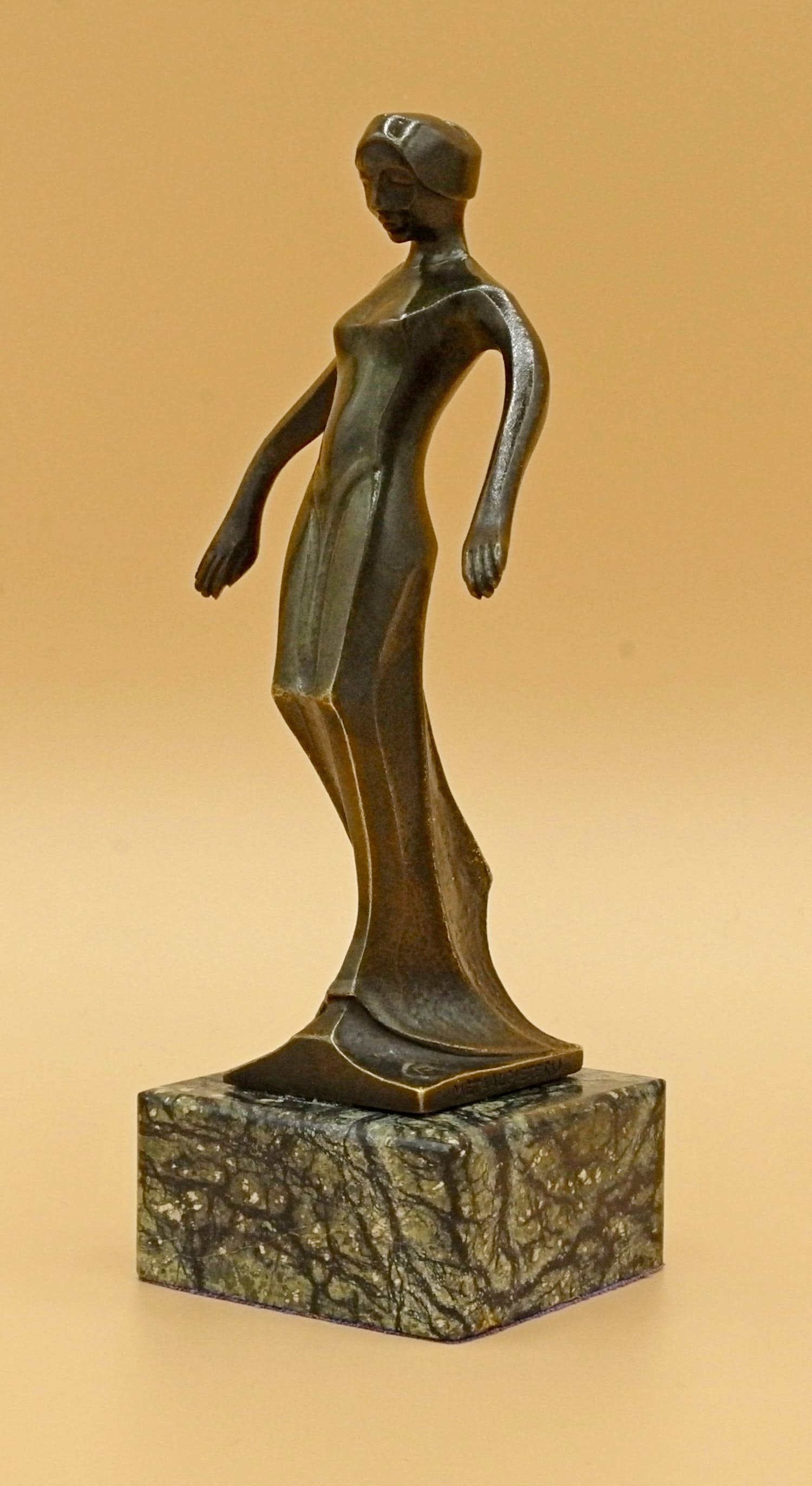 Cris Agterberg - vrouwenfiguur verkocht voor € 1500!