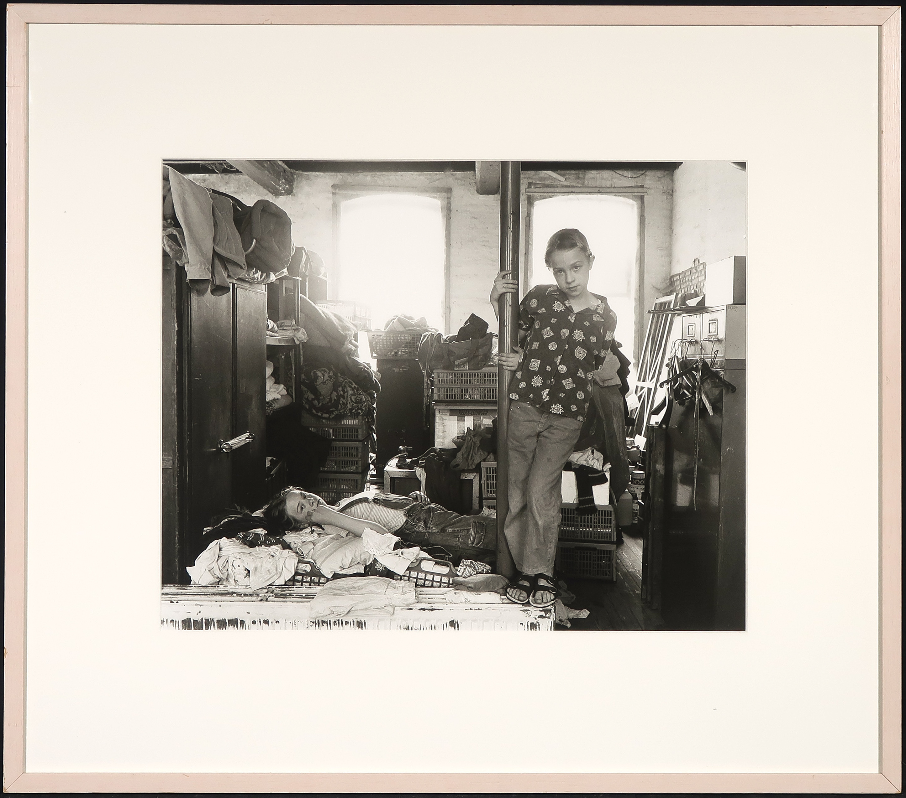 Annie van Gemert - Foto, Kinderen en wasgoed - Ingelijst kopen? Bied vanaf 1!