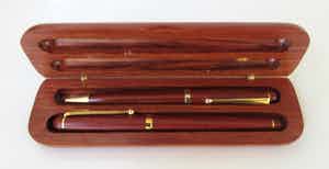 Niet of onleesbaar gesigneerd - Iridium Point - Houten Pennenset in luxe doos verkocht voor € 10!