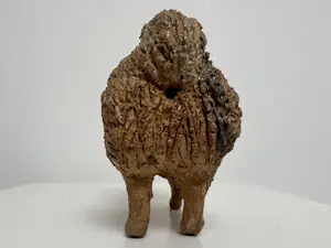 Tine Goudriaan-van Waning - Keramiek sculptuur | 'Keeshond' kopen? Bied vanaf 1!