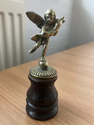 Brons (Onbekend) - Beeldje van Cupido op houten voetje. kaufen? Bieten Sie von 25!