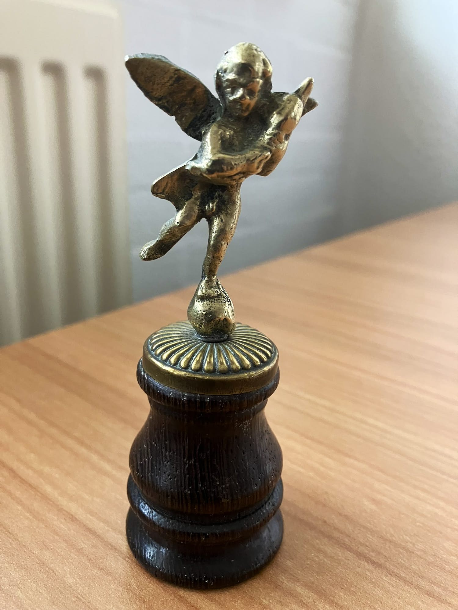 Brons (Onbekend) - Beeldje van Cupido op houten voetje. kopen? Bied vanaf 25!