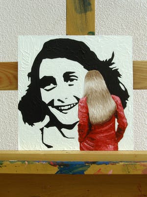 Gerard Boersma - Anne Frank (Vrouw kijkend naar portret van Anne Frank) kopen? Bied vanaf 75!