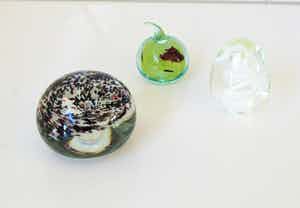 Niet of onleesbaar gesigneerd - Lot van 3 kunstglazen presse papiers verkocht voor € 10!