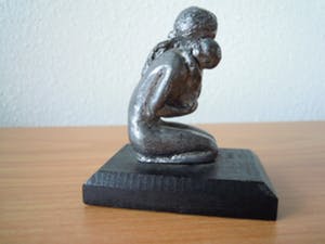 Niet of onleesbaar gesigneerd - Prachtig beeldje van moeder met baby kopen? Bied vanaf 1!