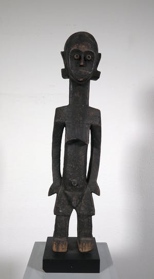 Keaka - Hout, Staand vrouwenfiguur kopen? Bied vanaf 1!