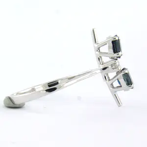 18k wit gouden ring bezet met saffier en briljant geslepen diamant tot. 0.14ct kopen? Bied vanaf 225!