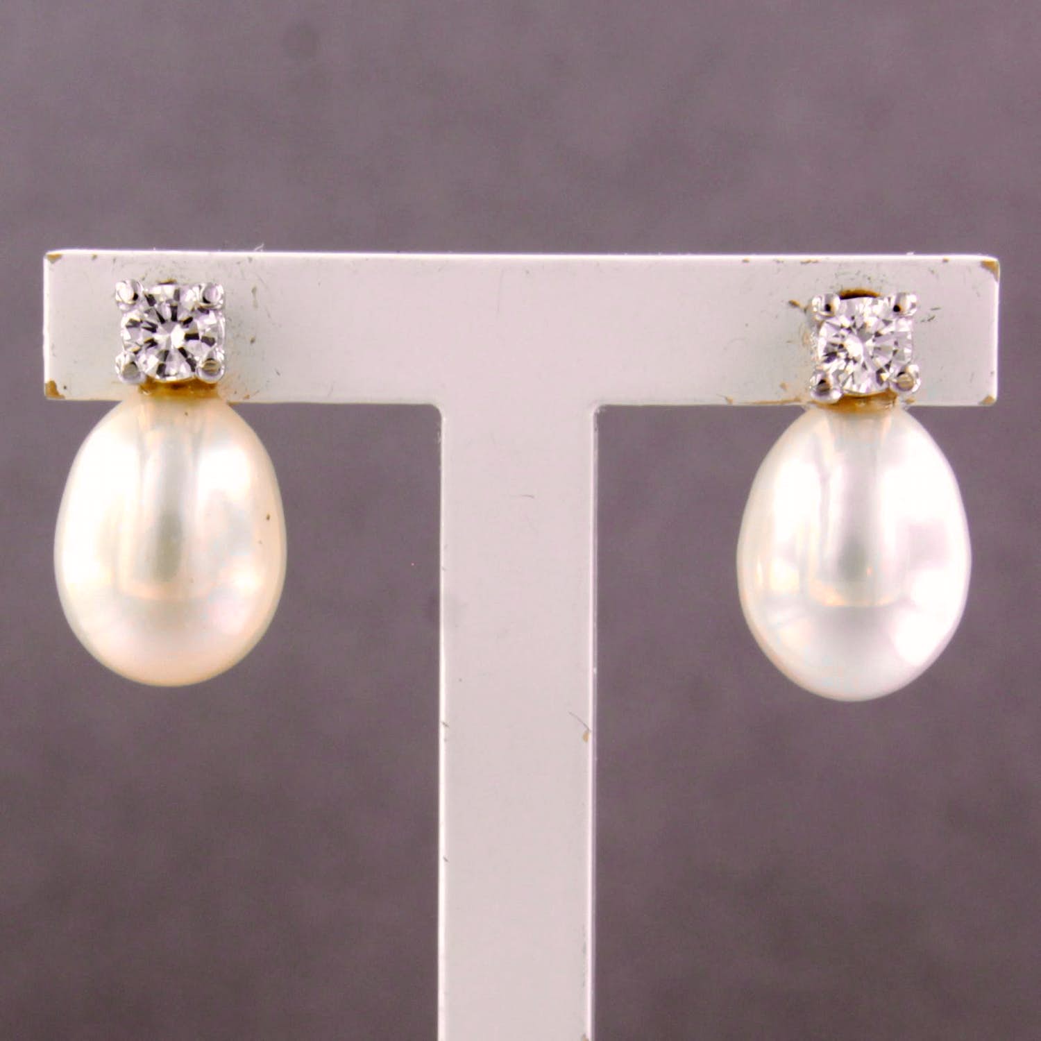 18k wit gouden oorknoppen met parel en briljant geslepen diamant kopen? Bied vanaf 280!