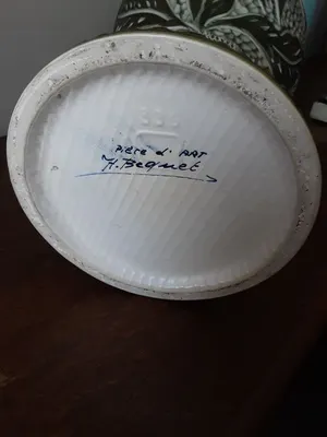 Faience Hubert Bequet - Kunstige Vaas getooid met paarden en bladeren kopen? Bied vanaf 50!