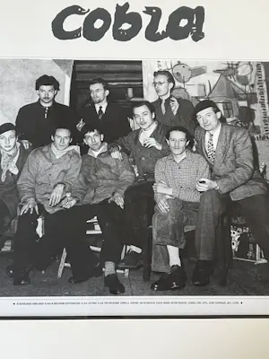 Karel Appel - Poster De Cobra Néerlandauis groep in het atelier van Karel Appel 1948 kopen? Bied vanaf 60!