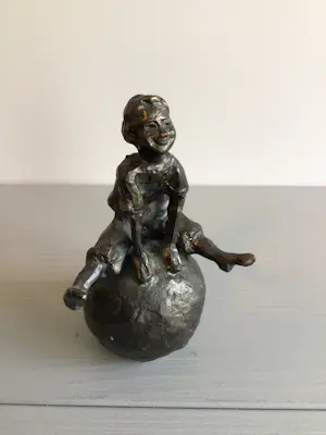 Astrid Veldhuyzen-Koppen - Sculptuur “ Vrolijk spelend kind “ kopen? Bied vanaf 69!